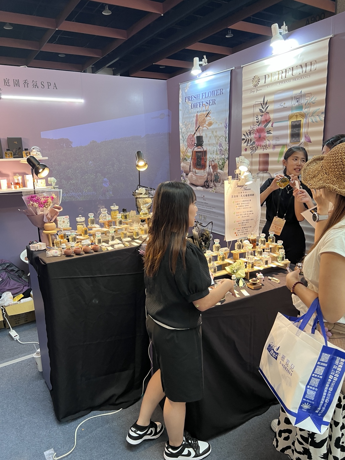 庭園香氛 SPA 展位的香氛陳列與現場產品交流