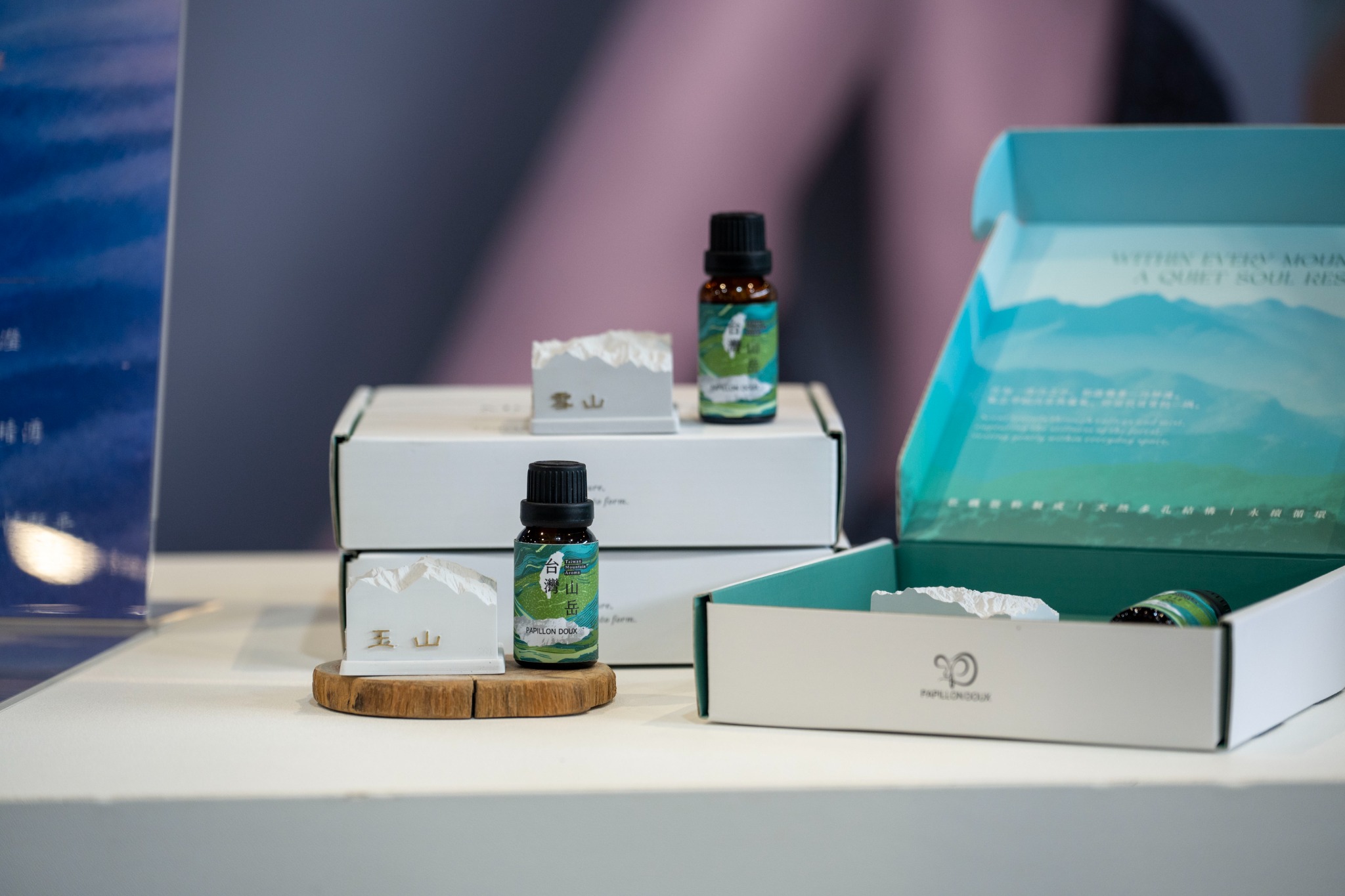 PAPILLON DOUX 展品，以山岳造型與香氣呈現品牌創作。